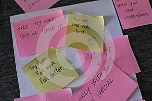Post-it with motivational phrases