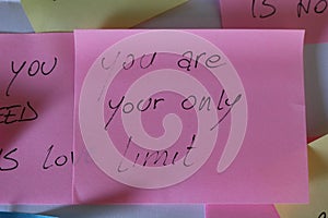 Post-it with motivational phrases