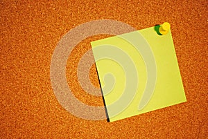 Post-it note on cork bord