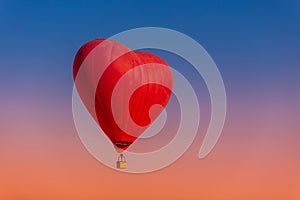 Postcard mockup with copys pace for 14 february day with a balloon in the shape of a red heart