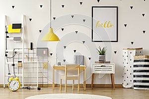 Plagát v čierny rámik na biely stena samolepky v škandinávsky štýl spálňa drevený nábytok vy 
