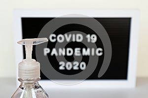 Póster las palabras epidemia 2020 una botella de cómo de prevención 