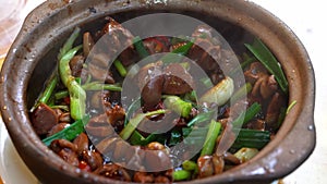 A pot of delicious classic Cantonese cuisine, simmered in casserole, eel simmered in casserole