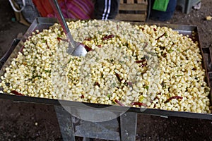 Maceta cuchara adentro mexicano comida es un listo maíz dulce 