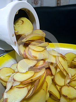 Potato chopping with a household appliance