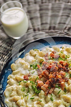Zemiakové halušky s bryndzou a slaninou, tradičné slovenské jedlá, slovenská gastronómia