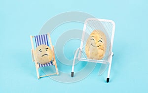 Potatoes with funny faces sitting in lounge chairs and having a conversation, the small one is sad, the big one smiles