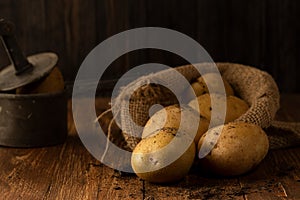 Patate crosta stabilito sul di legno tavolo 