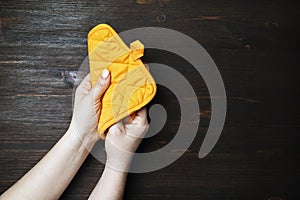 Potholder in female hands