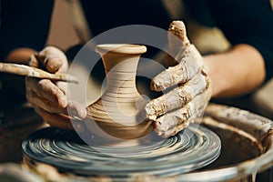 Vasaio modellazione ceramica pentola sul vasai girare 