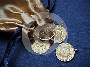 Vak z zlato mince 