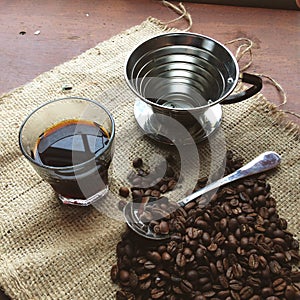 Liať cez pohár z káva a fazuľa 
