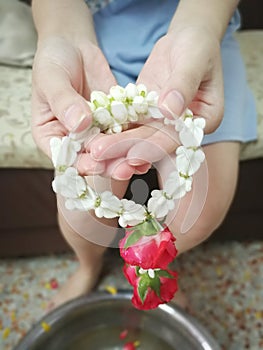 Pour water on the hands of revered elders and ask for blessing