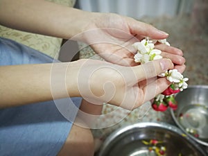 Pour water on the hands of revered elders and ask for blessing