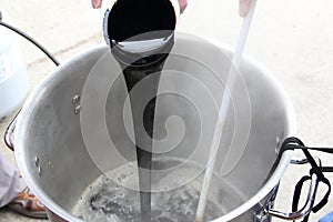 Pouring in dark LME into the Wort