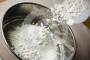 Pouring flour powder for panning