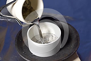 Pouring molten lead in ceramic ware. Heat-resistant ceramics.
