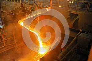 Pouring molten steel