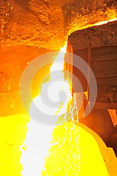 Pouring molten steel