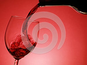Odlievanie červené víno 