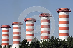 Central eléctrica chimeneas en común verde 