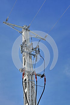 Power pole with external electric separator