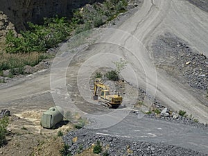 Power shovel spotted in quarry on sunny day