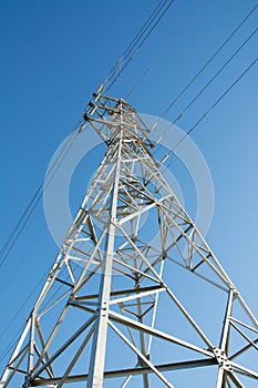 Central elÃÂ©ctrica, lÃÂ­neas elÃÂ©ctricas de alto voltaje. torre de transmisiÃÂ³n de energÃÂ­a de alto voltaje photo