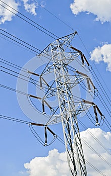 Power transmission pylon