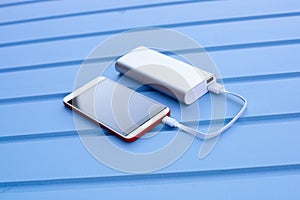 Powerbank charging smartphone