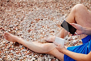 Powerbank charging smartphone battery