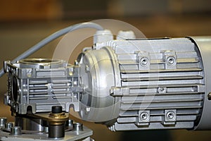 Powerful electric motor with reducer