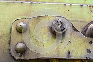 powerful fastening element on a railway carriage