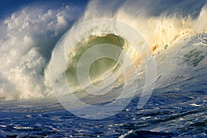 Fuerte surfear Océano ola en 