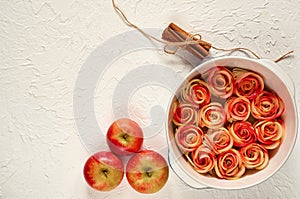 Ðpple pie in the baking dish decorated with fresh apples and cinnamon sticks. Vegetarian tart on the white background