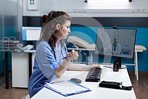 Practitioner asisstant discussing virus symptom