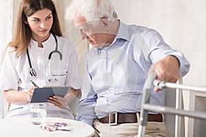 Practitioner prescribing medicament