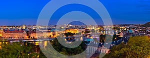 Praha v modré hodině ve večerním panoramatu s městským světlem