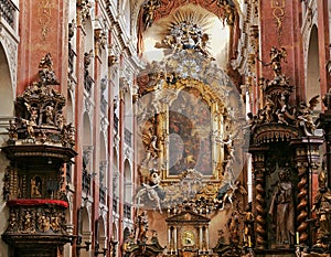 This is a Praha church avec statues photo