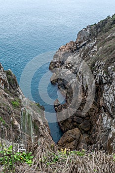 Praia do Arraial do Cabo Atalaia, located between rocky valleys and surrounded by mountains.