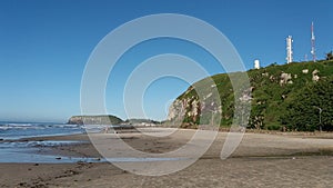 Praia Prainha na cidade de Torres. Areia e Ã¡gua do mar em dia de cÃ©u azul