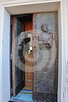 Praiano - Busti di Marco e Matteo sulla porta in bronzo sinistra della Chiesa di San Gennaro photo