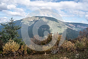 Prašivá a Veľká Chochula v pozadí na jeseň Nízke Tatry na Slovensku