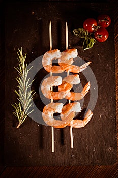 Prawn skewers with thyme and Tomatoes