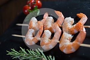 Prawn skewers with thyme and Tomatoes