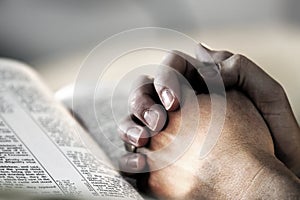Betet Hände die Bibel 