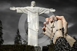 Modliace sa ruky s ružencom