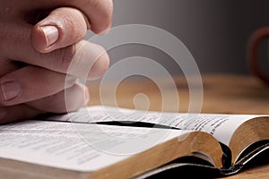 Ora a través de La biblia 