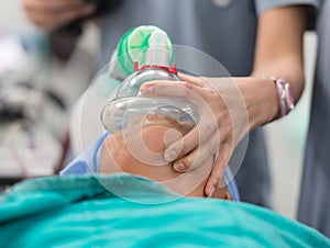 Pre oxygenation chin lift position with holding oxygen mask