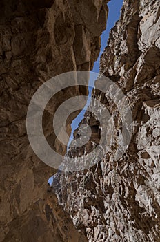 Precipice formed by very close rock walls in the duck canyon